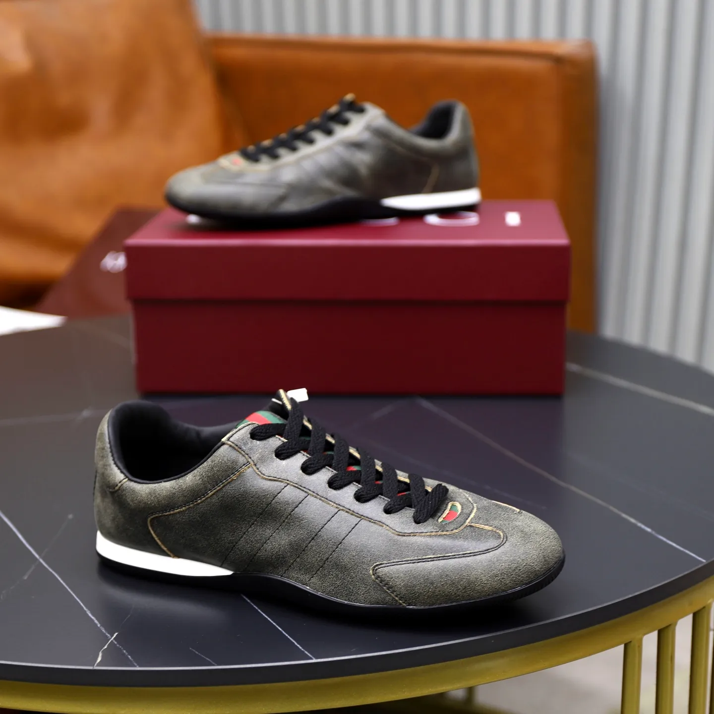 Ex-factory price: 580💰💰Gucci Shift series couple's sports shoes ❗❗ The Gucci Shift series is newly launched, with a lightweight design that reinterprets sports style. The neat silhouette adds a sense of freedom and exudes sophistication when moving. The webbing detail runs like an endless ribbon throughout the design, and the side seam details add a finishing touch. ❗Original development ❗Washed effect cowhide upper ❗Two-color Tpu outsole ❗Size: Female 35-41 Male 39-45